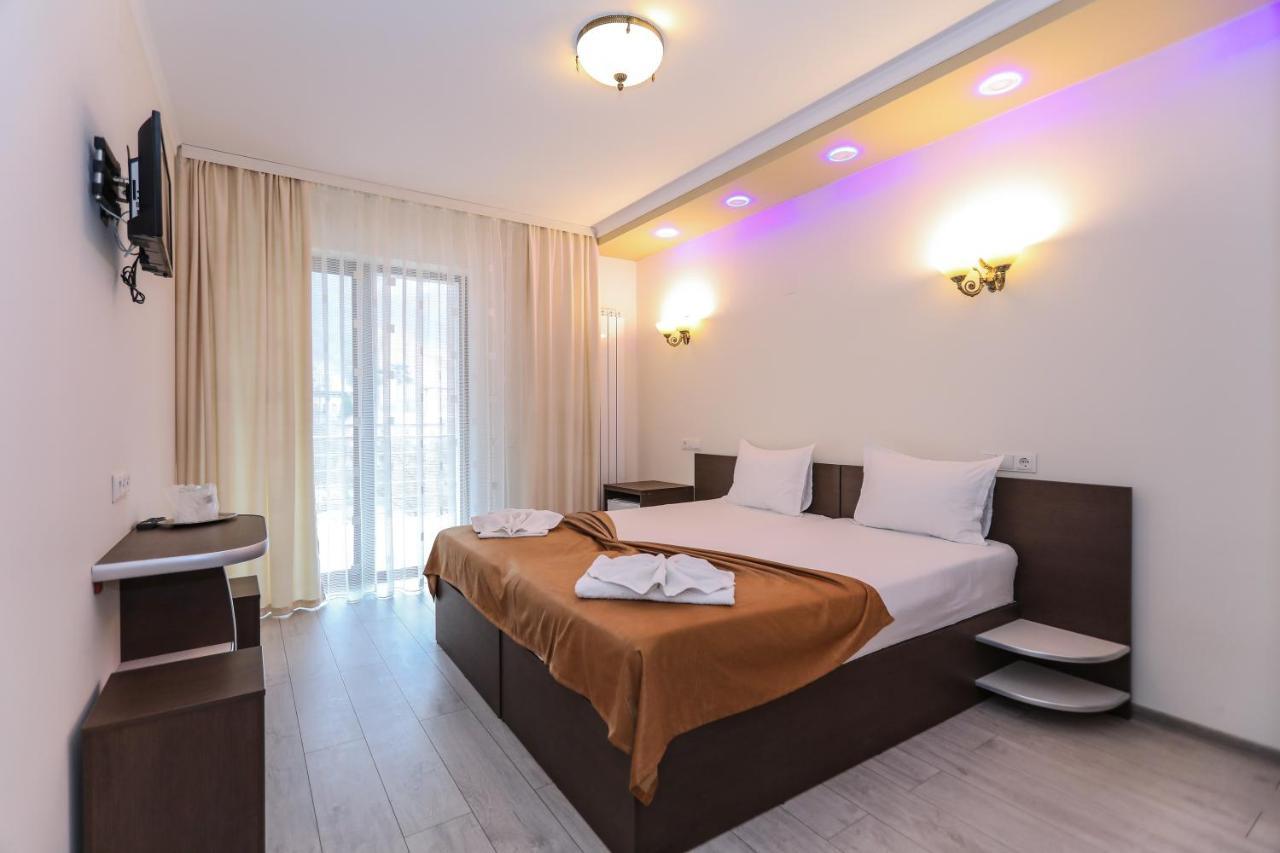 Hotel Holiday Maria Băile Herculane Exteriör bild
