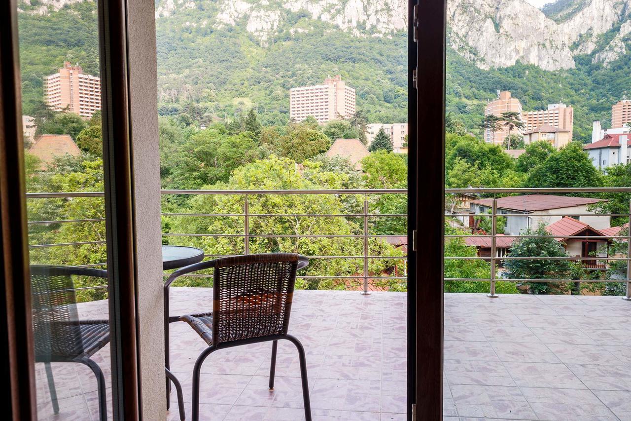 Hotel Holiday Maria Băile Herculane Exteriör bild