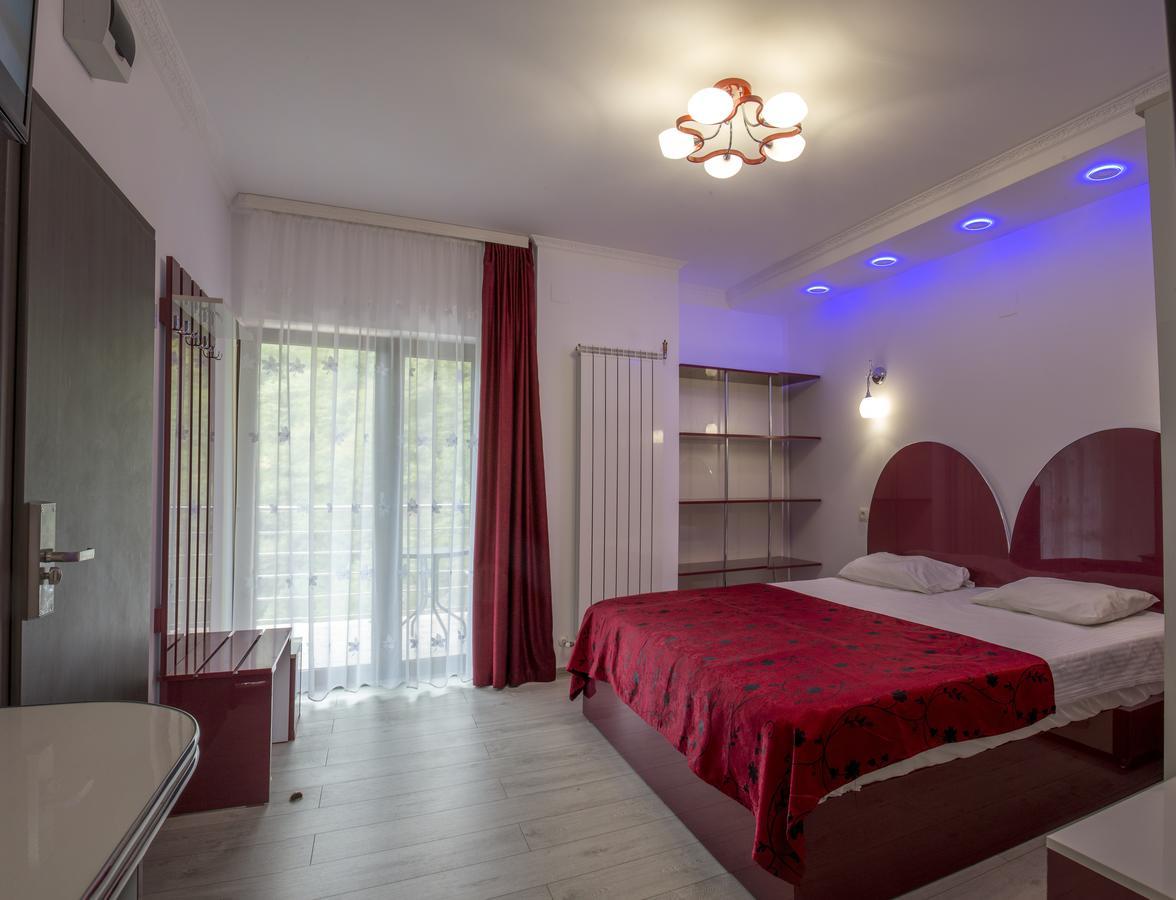 Hotel Holiday Maria Băile Herculane Exteriör bild