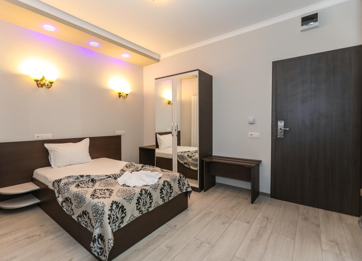 Hotel Holiday Maria Băile Herculane Exteriör bild