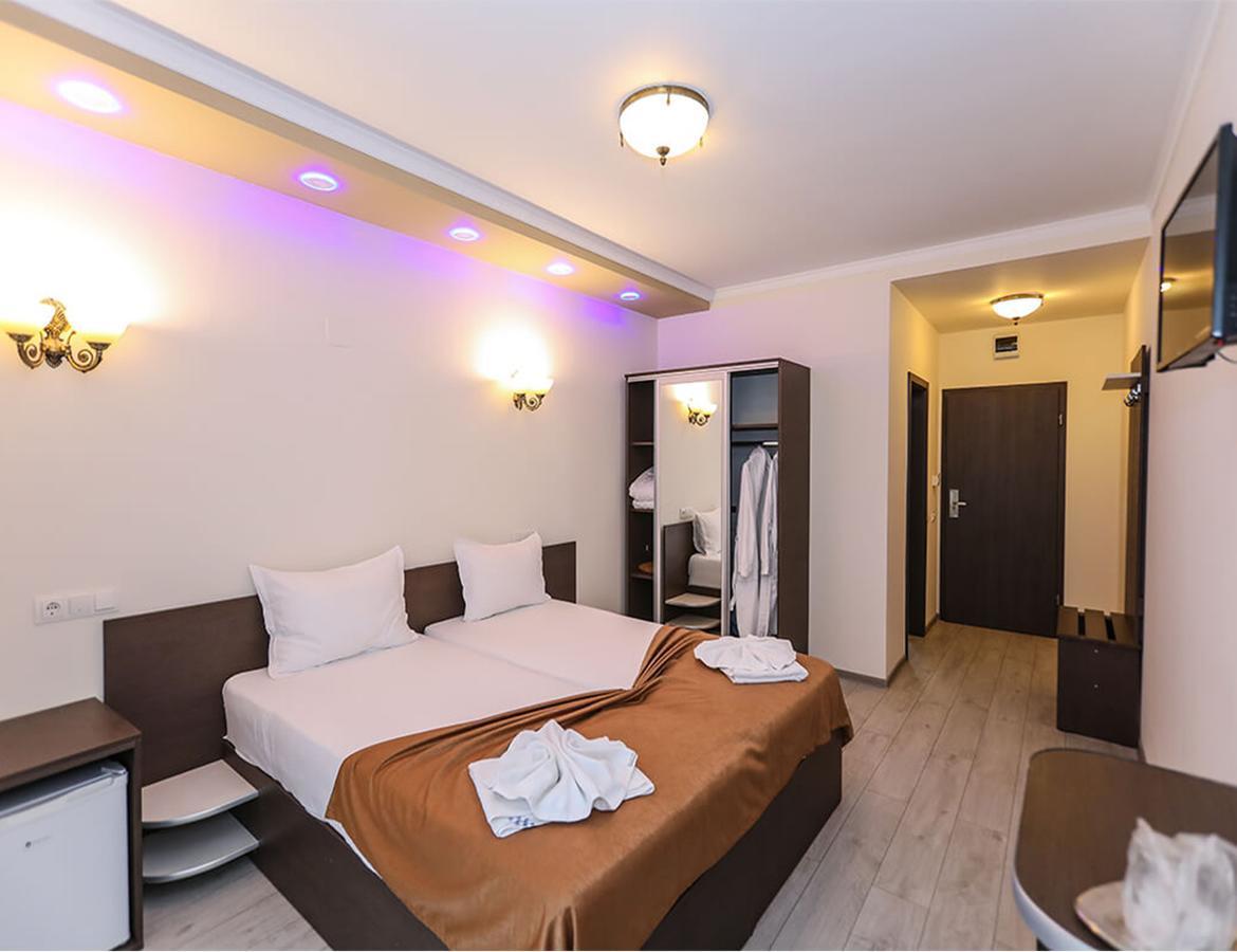 Hotel Holiday Maria Băile Herculane Exteriör bild