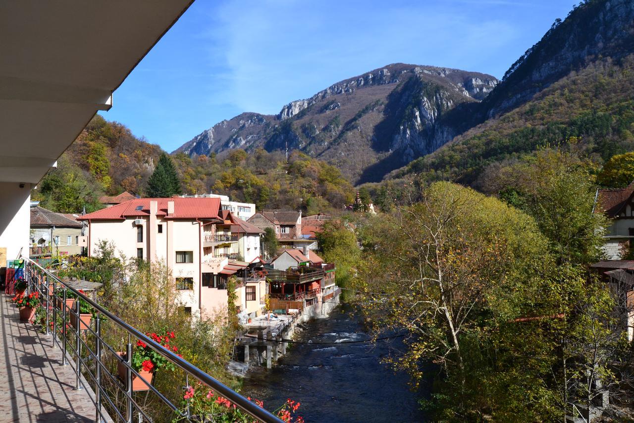 Hotel Holiday Maria Băile Herculane Exteriör bild