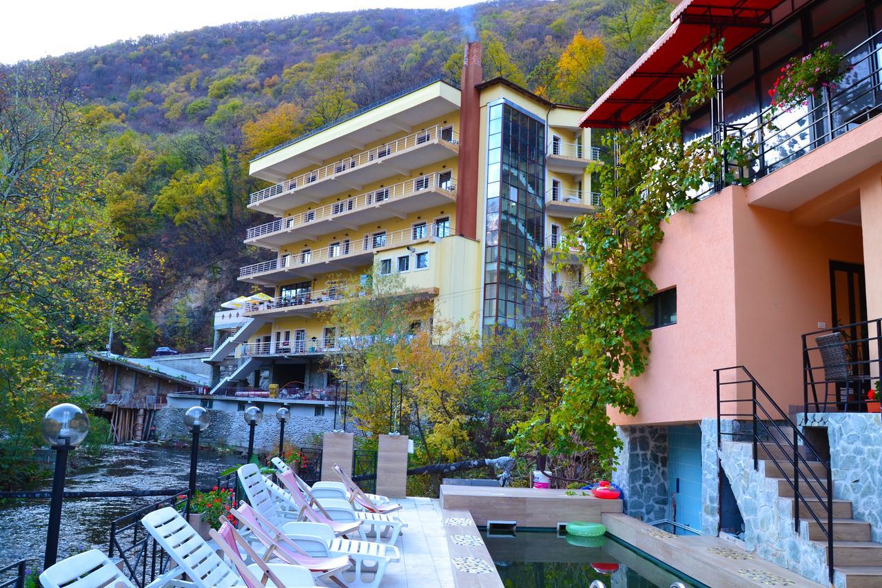 Hotel Holiday Maria Băile Herculane Exteriör bild