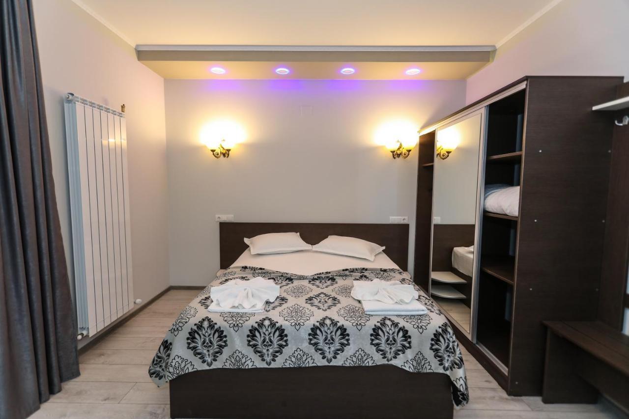 Hotel Holiday Maria Băile Herculane Exteriör bild